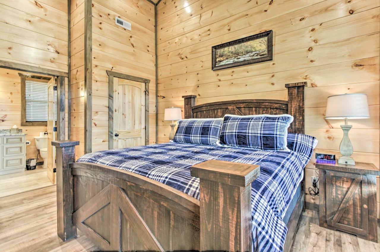 Smoky Mountain Hideaway With Hot Tub, Deck And Views! Villa Gatlinburg Bagian luar foto