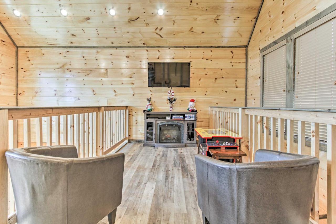 Smoky Mountain Hideaway With Hot Tub, Deck And Views! Villa Gatlinburg Bagian luar foto