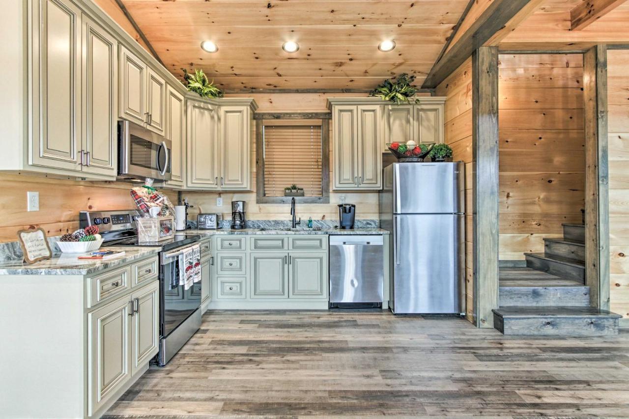 Smoky Mountain Hideaway With Hot Tub, Deck And Views! Villa Gatlinburg Bagian luar foto